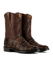 Las botas VAQUERO VAQUERA Murrieta American Alligator Caoba cuentan con parte superior de cuero liso marrón, parte inferior de cocodrilo americano texturizado, lengüetas para tirar y tacones bajos apilados.