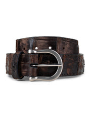 El VAQUERO VAQUERA Cinturón Classico de Cocodrilo Chocolate es un cinturón de cuero auténtico marrón texturizado con hebilla ovalada plateada brillante, patrón de patchwork y costuras visibles que combina el estilo clásico con la elegancia robusta.