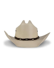 El San Marcos Texana Hueso de Tucson Hats es un sombrero vaquero de color beige claro con ala ancha y banda marrón oscura con dibujo de rombos, sobre fondo blanco.