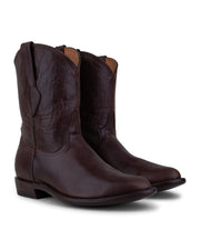 El VAQUERO VAQUERA Murrieta - Bota de Res Caoba presenta tacón bajo, puntera redondeada y pespuntes decorativos en la caña, lucidos sobre fondo blanco para un toque elegante.