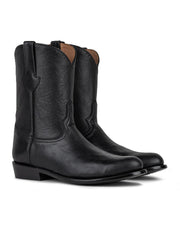 El VAQUERO VAQUERA Murrieta - Bota de Res Negro cuenta con cuero negro, altura media de la pantorrilla, dedos en punta, costuras decorativas y tacones bajos en ángulo para un aspecto elegante y duradero, se muestra sobre un fondo blanco.