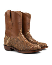 Las botas Saguaro Pitón Roble de VAQUERO VAQUERA cuentan con una parte superior de cuero marrón liso, una parte inferior de bota de piel de pitón texturizada, correas para tirar, tacones bajos de madera y un toque de lujo en su diseño exclusivo.