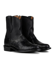 Los botines VAQUERO VAQUERA Arrieta American Alligator Negro presentan piel negra con textura de cocodrilo en la parte inferior, parte superior lisa, tacón bajo y puntera en punta, inspirados en los estilos clásicos de American Alligator.