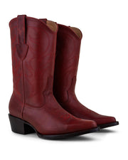 Un par de VAQUERO VAQUERA Santa Bárbara - Bota de Res Roja con costuras decorativas, puntera en punta y tacón negro se muestran uno junto al otro sobre fondo blanco.