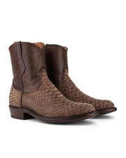 La Arrieta - Bota de Cierre Pitón Nogal de VAQUERO VAQUERA se caracteriza por su piel marrón con textura de pitón en el pie, su caña de piel lisa, su tacón bajo y su puntera redondeada: una elegante bota exclusiva ideal para cualquier ocasión.