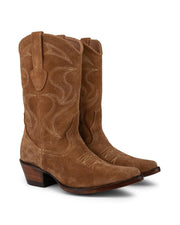 Descubra las Santa María - Bota de Gamuza Whisky de VAQUERO VAQUERA: botas de mujer de ante marrón de primera calidad con costuras blancas decorativas, tiras laterales, puntera en punta y tacón de madera apilado.