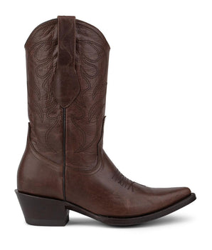 La Santa Bárbara - Bota de Res Caoba de VAQUERO VAQUERA: una sola bota vaquera de cuero marrón con costuras decorativas, punta puntiaguda y tacón inclinado, mostrada de perfil sobre blanco-ideal para quienes buscan botas elegantes o auténticas botas vaqueras.