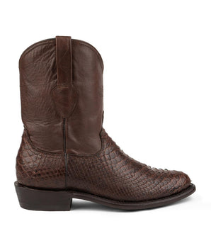 La Murrieta - Bota de Pitón Caoba de VAQUERO VAQUERA presenta una parte superior de piel lisa, una parte inferior texturizada con aspecto de piel de serpiente, tacón bajo y tiras laterales. Se muestra de perfil sobre un fondo blanco liso.