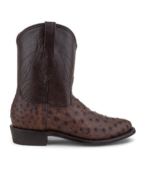 La Murrieta - Bota de Avestruz Caoba de VAQUERO VAQUERA es una bota mexicana de color marrón con la parte inferior de piel de avestruz abollada, la parte superior lisa cosida, correas para tirar y tacón bajo.