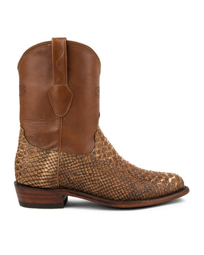 El Saguaro Pitón Roble de VAQUERO VAQUERA cuenta con una parte superior de cuero marrón liso, parte inferior de cuero pitón texturizado, tacón bajo, lengüetas laterales y un diseño exclusivo para un toque de lujo.