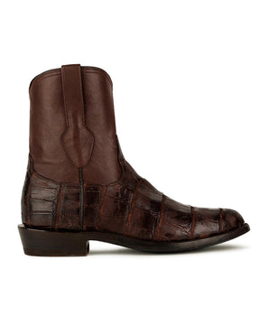 Vista lateral del botín Arrieta American Alligator Caoba de VAQUERO VAQUERA, con parte inferior de caimán americano texturizado, parte superior lisa, tacón bajo y lengüeta.
