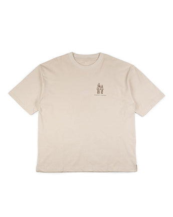 La camiseta La familia Tee de VAQUERO VAQUERA es una camiseta beige de manga corta con escote redondo y corte relajado, que presenta un pequeño gráfico y texto en el pecho izquierdo para un estilo western sin esfuerzo.