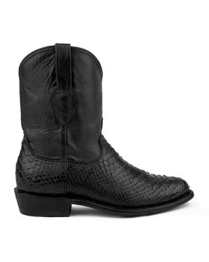La Murrieta - Bota de Pitón Negro de VAQUERO VAQUERA presenta piel de serpiente texturizada en la parte inferior y piel lisa en la superior, mostrada en perfil derecho, derrochando lujo y diseño exclusivo.