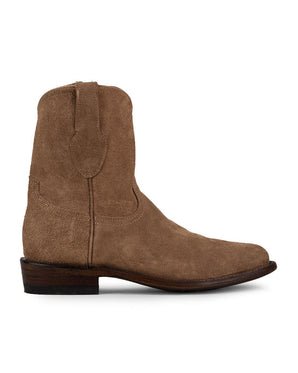 Un VAQUERO VAQUERA Arrieta Bota de Cierre Gamuza Bentley en ante color canela, con tacón bajo de madera y tiradores en la parte superior, se muestra de perfil sobre un fondo blanco.