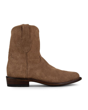 Un VAQUERO VAQUERA Arrieta Bota de Cierre Gamuza Bentley en ante color canela, con tacón bajo de madera y tiradores en la parte superior, se muestra de perfil sobre un fondo blanco.