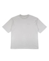 La camiseta VAQUERO VAQUERA Houston Tee es una camiseta unisex de manga corta de color gris claro, con escote redondo y un sutil texto en el pecho izquierdo. Su diseño minimalista da un toque moderno al estilo occidental.