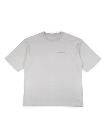 La camiseta VAQUERO VAQUERA Houston Tee es una camiseta unisex de manga corta de color gris claro, con escote redondo y un sutil texto en el pecho izquierdo. Su diseño minimalista da un toque moderno al estilo occidental.