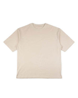 La Beige Tee de VAQUERO VAQUERA, una playera unisex de manga corta en color beige, se muestra extendida sobre fondo blanco, destacando su diseño clásico vaquero.