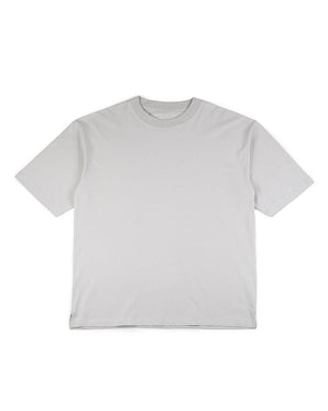 La Gris claro Tee de VAQUERO VAQUERA es una camiseta unisex gris claro de manga corta y cuello redondo que combina comodidad y estilo vaquero, ofreciendo un look versátil para el día a día.