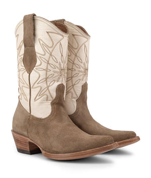 La Santa Sofía - Bota de Gamuza Crudo de VAQUERO VAQUERA cuenta con un pie y tacón de gamuza marrón claro, caña de cuero crema con costuras detalladas, tacón de madera y lengüetas de tirador-ideales botas para mujer que desean un estilo occidental.