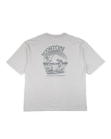 La camiseta VAQUERO VAQUERA Houston es una camiseta unisex de color gris claro con un gráfico en la espalda de un astronauta y un tiburón en el espacio, con "HOUSTON" encima y "TENEMOS UN PROBLEMA" debajo, una atrevida mezcla de estilo occidental y estilo cósmico.