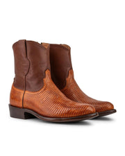 El VAQUERO VAQUERA Arrieta - Bota de Cierre Lagarto Nuez tiene la parte inferior en piel marrón con textura de lagarto, la parte superior lisa, tacón bajo, puntera redondeada y un diseño exclusivo.