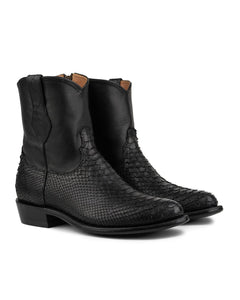 El Arrieta - Bota de Cierre Pitón Negro de VAQUERO VAQUERA presenta piel de pitón negra en el pie, piel lisa en la caña, tacón bajo y puntera en punta para un estilo vaquero exclusivo.