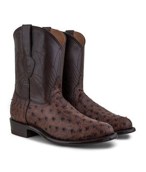 La Murrieta - Bota de Avestruz Caoba de VAQUERO VAQUERA cuenta con piel de avestruz texturizada, parte superior lisa, costuras decorativas y tiradores laterales, ideales para conseguir un auténtico estilo vaquero mexicano.