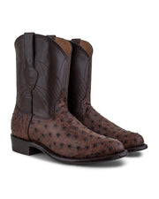 La Murrieta - Bota de Avestruz Caoba de VAQUERO VAQUERA cuenta con piel de avestruz texturizada, parte superior lisa, costuras decorativas y tiradores laterales, ideales para conseguir un auténtico estilo vaquero mexicano.