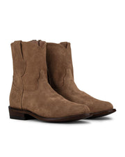 El VAQUERO VAQUERA Arrieta - Bota de Cierre Gamuza Taupe presenta botas de ante marrón claro a media pantorrilla con cremalleras laterales y tacón bajo de madera, mostradas una al lado de la otra sobre fondo blanco.