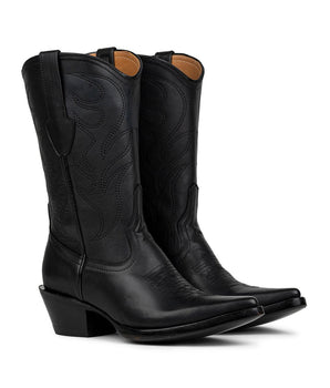El VAQUERO VAQUERA Santa Bárbara - Bota de Res Negro presenta piel negra, costuras decorativas, puntera en punta y tacón angulado, mostrados uno al lado del otro sobre fondo blanco.