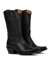 El VAQUERO VAQUERA Santa Bárbara - Bota de Res Negro presenta piel negra, costuras decorativas, puntera en punta y tacón angulado, mostrados uno al lado del otro sobre fondo blanco.