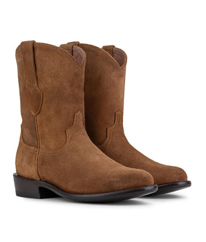 Las Murrieta - Bota de Gamuza Whisky de VAQUERO VAQUERA son unas botas de media caña, de ante marrón, con tacón bajo y costuras decorativas, que se muestran sobre fondo blanco.