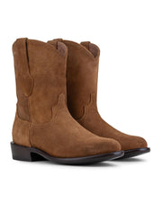 Las Murrieta - Bota de Gamuza Whisky de VAQUERO VAQUERA son unas botas de media caña, de ante marrón, con tacón bajo y costuras decorativas, que se muestran sobre fondo blanco.