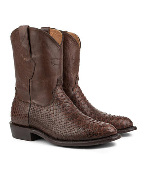 Las Murrieta - Bota de Pitón Caoba de VAQUERO VAQUERA son unas botas vaqueras marrones con textura de bota de piel de pitón en el pie, caña de piel lisa, tacón bajo y tiras laterales.