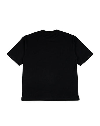 La camiseta VAQUERO VAQUERA Negro Tee, una ligera camiseta negra de manga corta, se muestra plana por detrás sobre un fondo blanco.