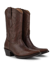 Un par de botas VAQUERO VAQUERA Santa Bárbara - Bota de Res Caoba, elaboradas en piel marrón con puntera afilada, costura decorativa en la caña y tacón angulado, se muestran una al lado de la otra y ligeramente orientadas hacia la derecha.