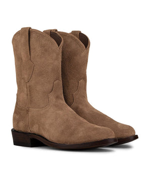 Un par de Murrieta - Bota de Gamuza Taupe de VAQUERO VAQUERA, con punteras redondeadas, tiradores, costuras decorativas y tacones apilados de color marrón oscuro, mostrados uno al lado del otro sobre un fondo blanco.