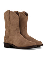 El VAQUERO VAQUERA Álamo Bota de Gamuza Bentley es un par de botas vaqueras de ante color tostado con puntera redondeada, tacón bajo en ángulo y lengüetas de tiro laterales, que se muestran sobre un fondo blanco.