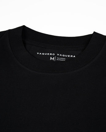La Negro Tee de VAQUERO VAQUERA es una camiseta unisex negra con texto blanco, perfecta para añadir estilo vaquero a tu estilo diario.
