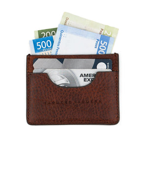 Un Tarjetero De Res de VAQUERO VAQUERA sostiene una tarjeta American Express y billetes de 500 y 200 pesos mexicanos.