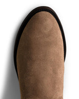 Detalle de la puntera y el empeine del VAQUERO VAQUERA Alamo Bota de Gamuza Bentley en ante color tostado con vira marrón oscuro, sobre fondo blanco.