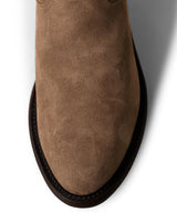 Detalle de la puntera del VAQUERO VAQUERA Arrieta Bota de Cierre Gamuza Bentley en ante marrón claro, con suela marrón oscuro y detalle de pespuntes en el borde.