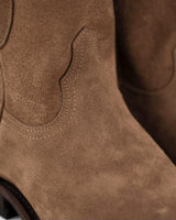 Detalle de la Arrieta Bota de Cierre Gamuza Bentley de VAQUERO VAQUERA, destacando sus detalladas costuras y su rica textura de ante color canela.