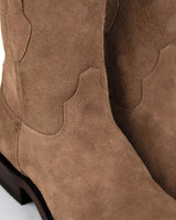 Detalle del modelo Alamo Bota de Gamuza Bentley de VAQUERO VAQUERA, con ante marrón claro, costuras decorativas y suela marrón oscuro.