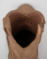 Vista desde arriba de la Arrieta Bota de Cierre Gamuza Bentley en ante marrón, mostrando el forro interior y el nombre de la marca VAQUERO VAQUERA impreso parcialmente visible.