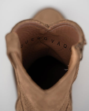 Vista desde arriba de la Arrieta Bota de Cierre Gamuza Bentley en ante marrón, mostrando el forro interior y el nombre de la marca VAQUERO VAQUERA impreso parcialmente visible.