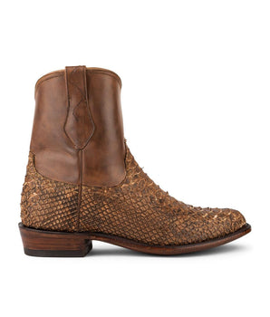 La Arrieta - Bota de Cierre Pitón Roble de VAQUERO VAQUERA es una bota vaquera marrón de caña alta con parte superior de piel lisa y parte inferior con dibujo de piel de serpiente, mostrada de lado sobre fondo blanco, uno de nuestros estilos western exclusivos.