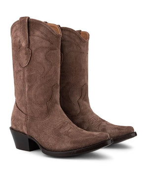 Un par de VAQUERO VAQUERA Santa María - Bota de Gamuza Caoba, con costuras decorativas, correas de tiro y tacones angulados, se colocan uno junto al otro sobre un fondo blanco.