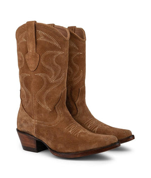 Descubra las Santa María - Bota de Gamuza Whisky de VAQUERO VAQUERA: botas de mujer de ante marrón de primera calidad con costuras blancas decorativas, tiras laterales, puntera en punta y tacón de madera apilado.